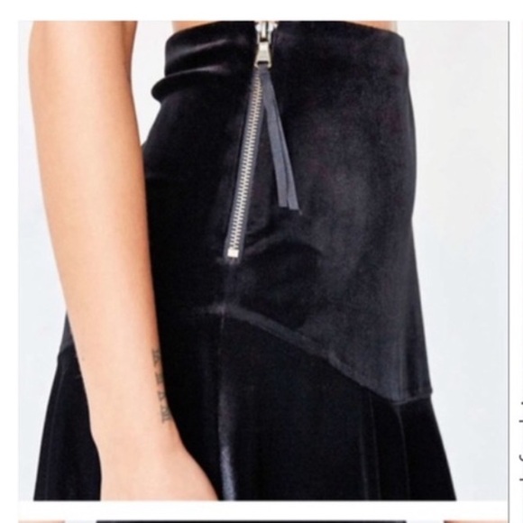 Ecote Urban Outfitters Black Velvet Flounce Mini Skirt - Picture 4 of 7